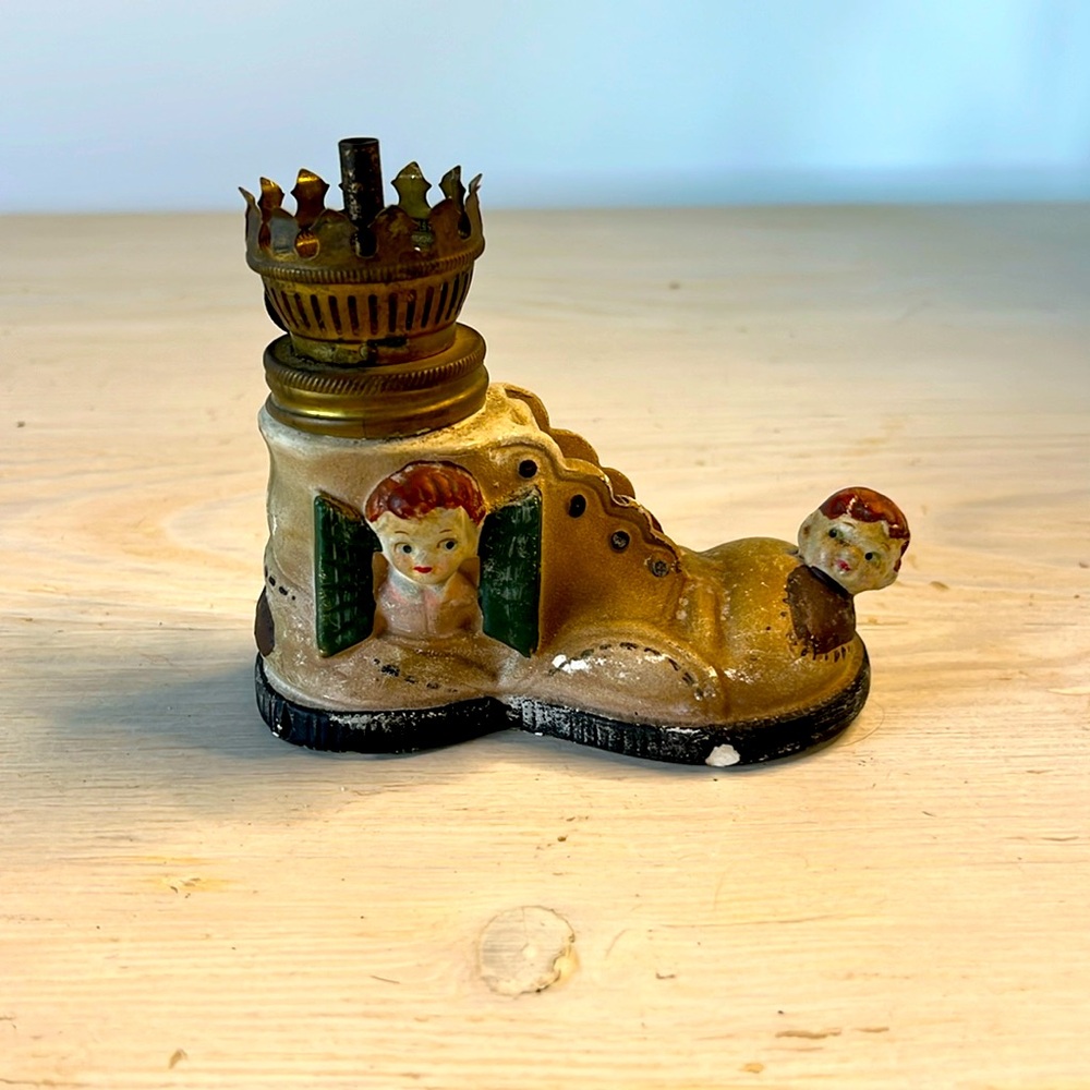 Vintage 1950-60's Little old women who lived in a shoe
Oil lamp Hand painted - Picture 2 of 6